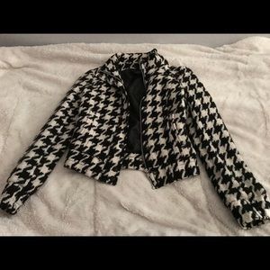 H&M houndstooth jacket with pockets. US size 2